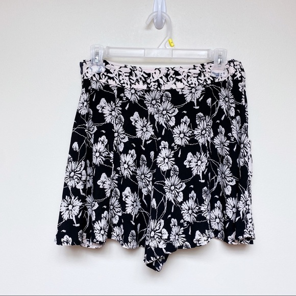 Free People Black and White Floral Shorts Size 4 - Picture 3 of 6